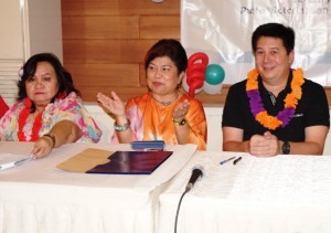 DSWD Secretary Corazon Juliano Soliman (center) is flanked by newly - installed DSWD Eight Regional Director Remia Tapispisan (left) and Tacloban Mayor Alfred Romualdez (right) during the signing of the Memorandum Of Agreement.