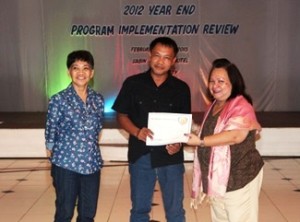 Recognition was given to the Municipal Link of Alang-Alang Leyte as Best Advocate of Communal Garden, who exemplifies initiative and shares expertise advocating communal garden as best practice of beneficiaries. Award given by Regional Director Remia Tapispisan (right) and Chief of Policy and Plans Division, Yvonne Abonales (left)