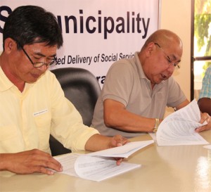 Kalahi-CIDSS Deputy Regional Project Manager Eubolo Co represented DSWD in the signing of the Memorandum of Agreement (MOA) with Hindang, Leyte Local Chief Executive Elpidio Cabal, Jr. for the project implementation in the municipality.