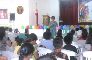 RD Diokno inspires the children in her short talk during the Pantawid Pamilya Children’s Forum held last October 21, 2011 at the UP Tacloban Multi-Purpose Hall.