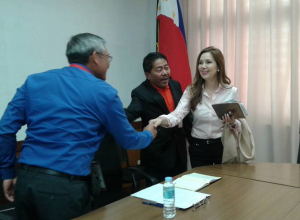 DSWD Regional Director Restituto Macuto introduces Director Wayne Bellizar of the Internel Audit Service (DSWD Central Office) to Tacloban Mayor Cristina Gonzales.