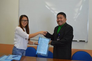 DSWDF08 Reg'l Director Resty Macuto shakes the hand of OXFAM Deputy Program Manager for E. Samar Catherine Gordo after both signed the MOU re SLP and WASH products and services.